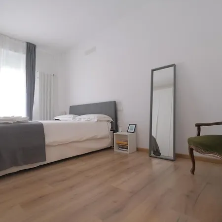 Modern House In The Center Of With Parking 아파트 *