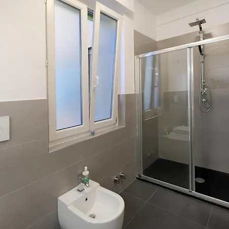 Modern House In The Center Of With Parking 아파트 *