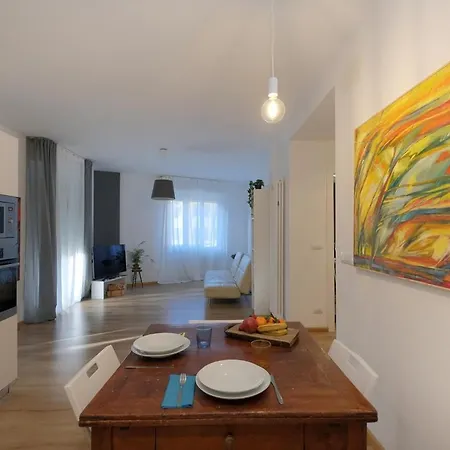 Modern House In The Center Of With Parking 아파트 *